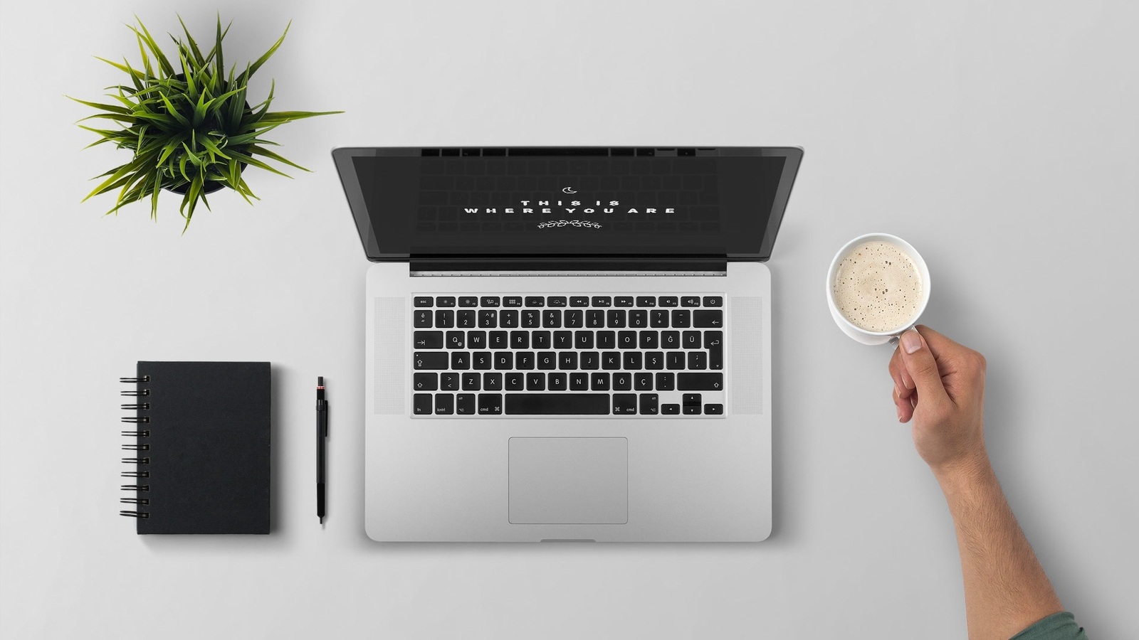 Agencia de Marketing digital en República mostrando una laptop en un escritorio